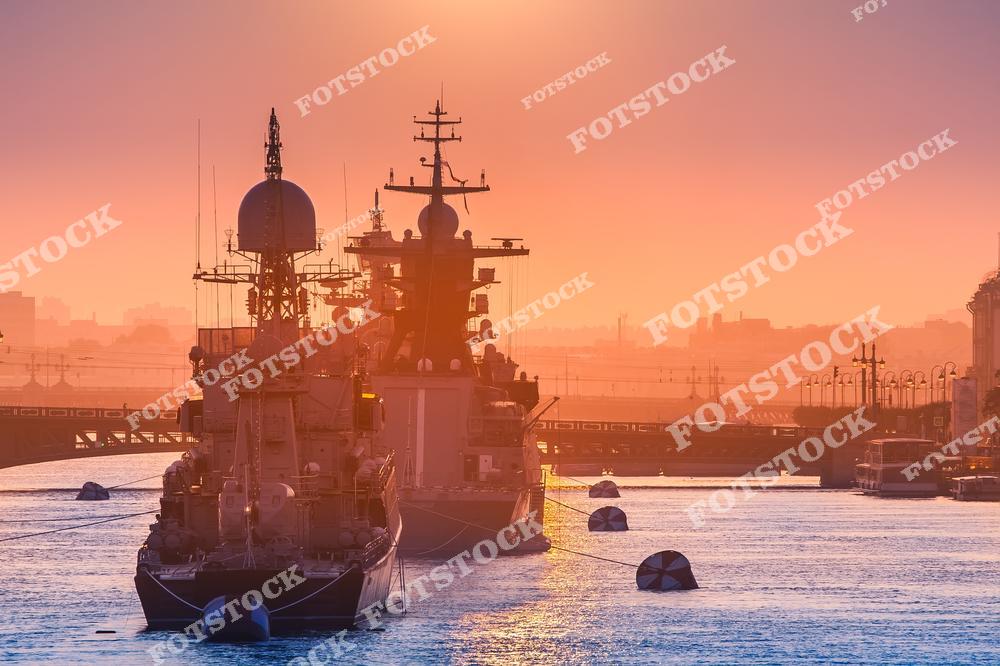 Масштабный конвой военных кораблей на реке Неве в Санкт-Петербурге во время празднования Дня Военно-морского флота России. Торжественный морской парад на фоне архитектуры северной столицы создаёт впечатляющую атмосферу военной мощи и морских традиций Российской Федерации. Фотография передаёт величие российского флота, патриотический дух праздника и красоту Санкт-Петербурга как морской столицы России. Изображение идеально подходит для публикаций о ВМФ России, военно-морской истории, патриотических мероприятиях, морской тематике, туризме и городских праздниках на Неве.